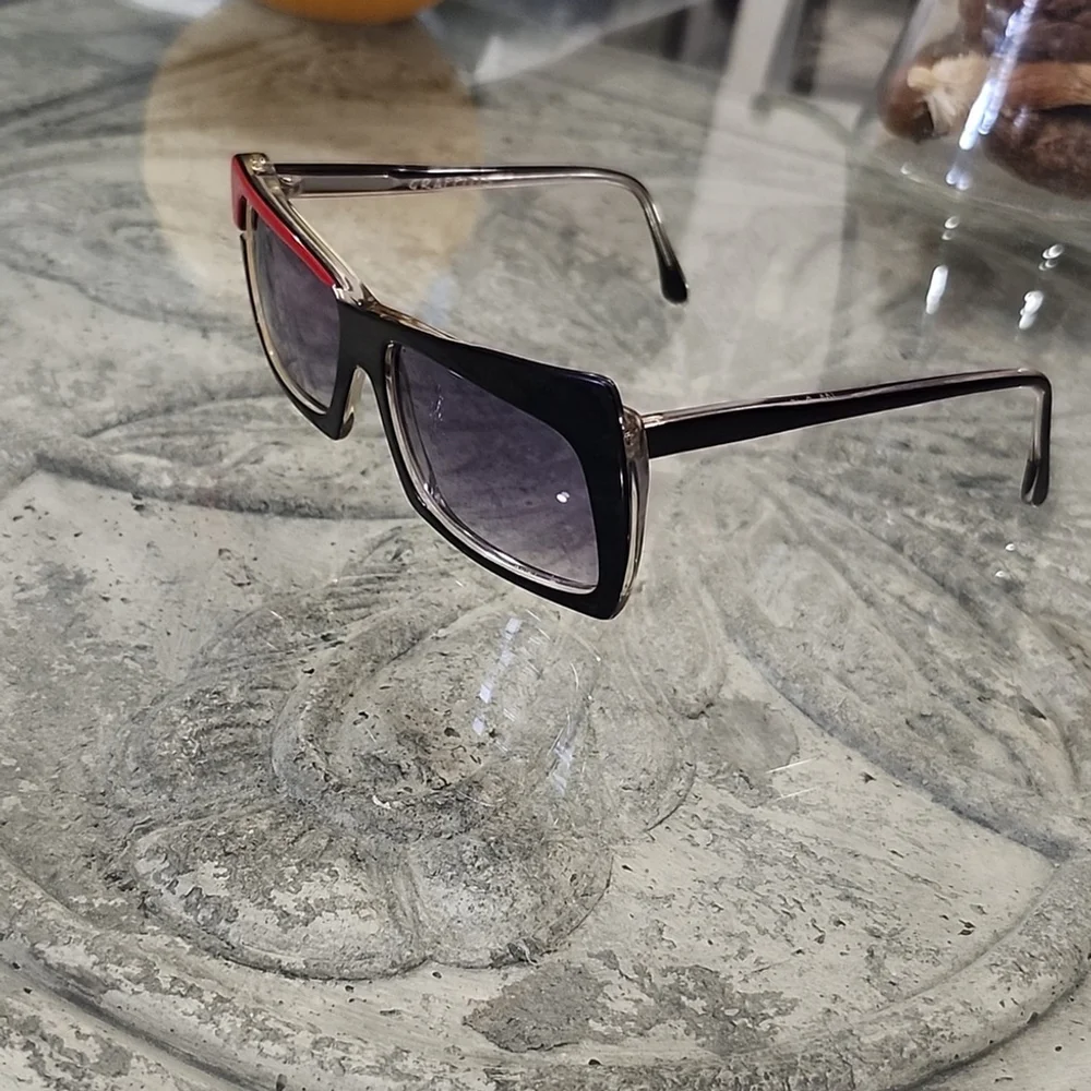 Ultra Graffitis France rectangular sunglasses Avante garde Black And Red 1980